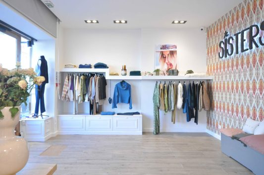 Rénovation et aménagement de boutique de prêt-à-porter au nord-ouest de Lyon ; vue entrée et accueil - PK intérieur, architecte d'intérieur