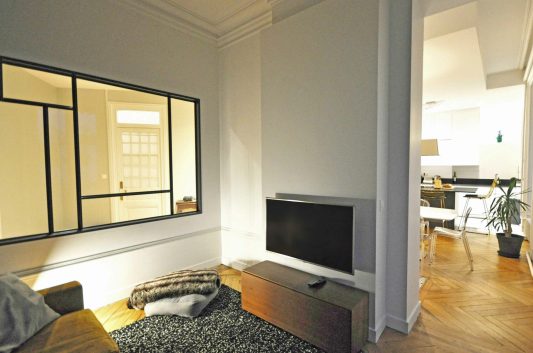 Rénovation d'appartement haussmannien de 105m² à Lyon ; salon semi-ouvert avec verrière sur-mesure - PK intérieur, architecte d'intérieur