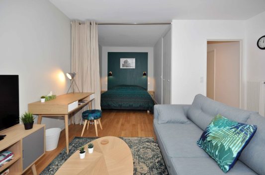Rénovation d'appartement de 35m² pour location courte durée à Lyon ; vue salon et chambre - PK intérieur, architecte d'intérieur
