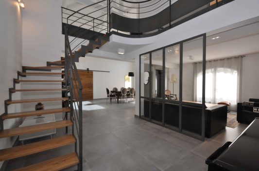 Rénovation et aménagement de maison de 200m2 au Mont d'Or à Lyon, vue entrée escalier et verrière - PK intérieur, architecte d'intérieur