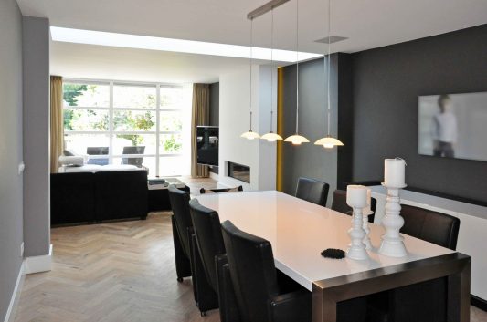 Rénovation et transformation de maison de 175m2 ; vue salon avec création verrière en façade et puits de lumière - PK intérieur, architecte d'intérieur