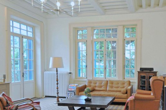 Rénovation dans un esprit vintage de maison de maitre de 150m² à Lyon ; vue séjour avec poutres et boiseries - PK intérieur, architecte d'intérieur
